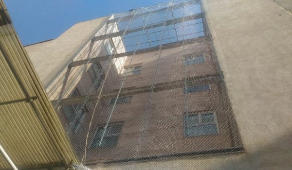 نصب توری پاسیو با طناب به طوری که با طناب از پشت بام پاسیو آویزان می‌شویم و توری را می‌بافیم و روی پاسیو می‌ندازیم و در طول مسیر اقدام به پیچ کردن اینطوری بر روی پاسیو می‌نماییم که مانع از عبور پرندگان و چرندگان می‌شود